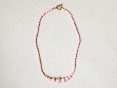 Halskette Rosa Muschelsediment, Zarte Perlenkette Pastell Rosa, Boho Edelstein Schmuck 18K Gold Verschluss, Handgemacht von eilenna