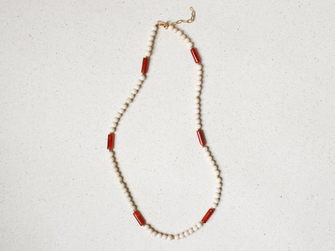 Rote Achat Halskette mit Fossilstein, Naturstein Perlenkette Damen, 18K Vergoldet, Handgemachter Edelstein Schmuck von eilenna