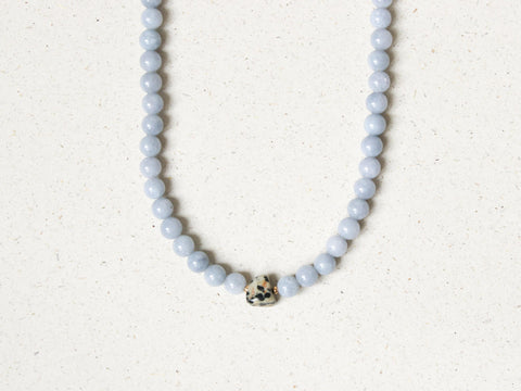 Blaue Chalcedon Halskette mit Dalmatiner Jaspis, Naturstein Perlenkette Damen, Edelstein Schmuck 18K Vergoldet, Handgemacht von eilenna