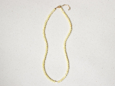 Zarte Perlenkette Gelb mit Herz Anhänger, Zitronen Chalcedon Halskette Damen, Muschelperle Schmuck 18K Gold Verschluss, Handmade von eilenna