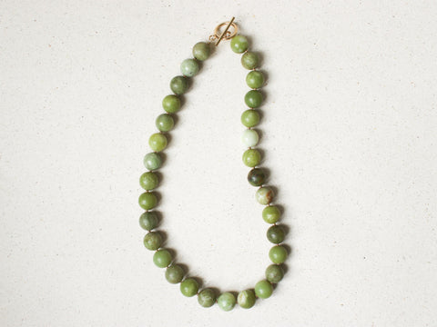 Grüne Edelstein Kette Chinesische Jade, Naturstein Halskette Damen, Glücksstein Geschenk für Sie, 18K Gold Verschluss Handmade eilenna