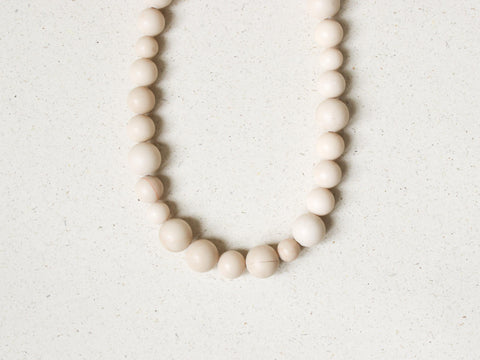 Minimalistische Kette Beige Weiß, Fossil Naturstein Halskette Damen, Boho Schmuck 18K Gold Verschluss, Geschenk für Sie Handmade eilenna