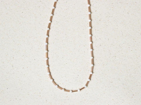 Minimalistische Halskette Muschelperlen & Glasperlen, Zarte Perlenkette Weiß Gold, 18K Vergoldet, Boho Schmuck Damen Geschenk eilenna