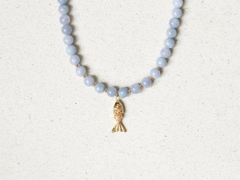 Blaue Chalcedon Halskette mit Fisch Anhänger Gold, Maritimer Schmuck Damen, Naturstein Perlenkette, 18K Vergoldet Handgemacht eilenna