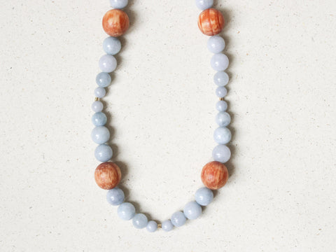 Halskette Chalcedon & Bernsteinholz, Blaue Edelstein Kette Damen, Naturstein Perlenkette, 18K Gold Verschluss, Handgemacht von eilenna