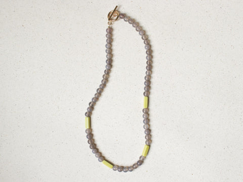 Graue Achat Halskette mit Steinperlen, Naturstein Kette Damen Grau Gelb, 18K Vergoldet, Handgemachter Schmuck von eilenna