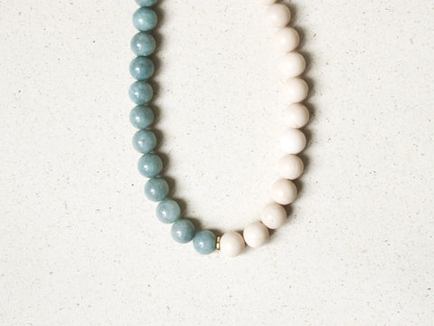 Edelstein Kette Burmesische Jade & Fossilstein, Naturstein Halskette Damen, Duo Design 18K Gold Verschluss, Handmade Schmuck eilenna