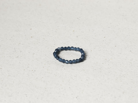 Ring mit blau facettierten Spinell Edelsteinen, Aqualis Ring
