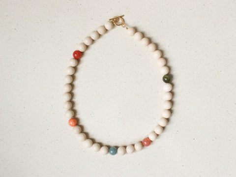 Minimalistische Halskette Fossil & Chalcedon, Naturstein Perlenkette Beige Damen, 18K Vergoldeter Verschluss, Handgemacht von eilenna