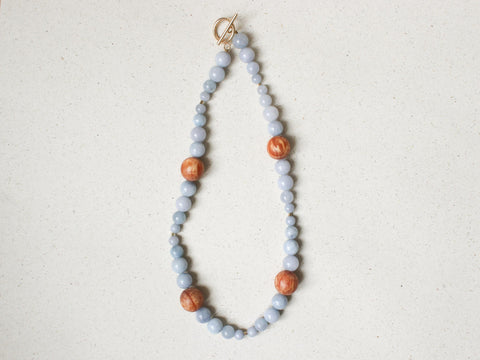 Halskette Chalcedon & Bernsteinholz, Blaue Edelstein Kette Damen, Naturstein Perlenkette, 18K Gold Verschluss, Handgemacht von eilenna