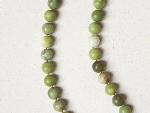 Grüne Edelstein Kette Chinesische Jade, Naturstein Halskette Damen, Glücksstein Geschenk für Sie, 18K Gold Verschluss Handmade eilenna