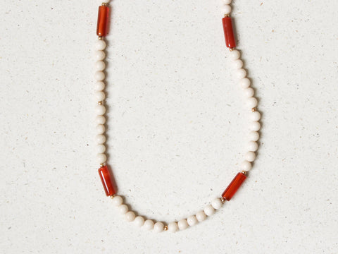 Rote Achat Halskette mit Fossilstein, Naturstein Perlenkette Damen, 18K Vergoldet, Handgemachter Edelstein Schmuck von eilenna