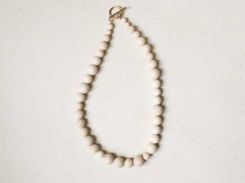 Minimalistische Kette Beige Weiß, Fossil Naturstein Halskette Damen, Boho Schmuck 18K Gold Verschluss, Geschenk für Sie Handmade eilenna