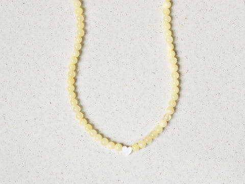 Zarte Perlenkette Gelb mit Herz Anhänger, Zitronen Chalcedon Halskette Damen, Muschelperle Schmuck 18K Gold Verschluss, Handmade von eilenna
