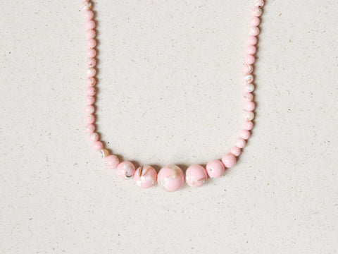 Halskette Rosa Muschelsediment, Zarte Perlenkette Pastell Rosa, Boho Edelstein Schmuck 18K Gold Verschluss, Handgemacht von eilenna