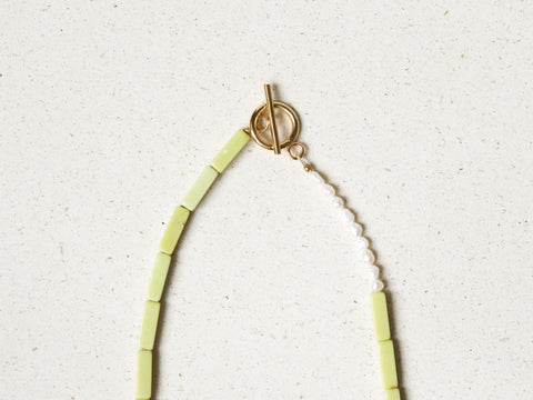 Halskette Hellgrün & Süßwasserperle, Moderne Steinperlen Kette Damen, 18K Gold Verschluss, Minimalistisches Design Geschenk eilenna