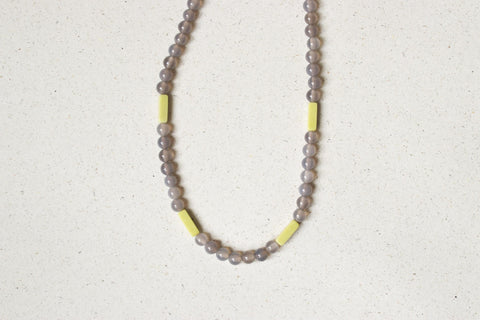 Graue Achat Halskette mit Steinperlen, Naturstein Kette Damen Grau Gelb, 18K Vergoldet, Handgemachter Schmuck von eilenna