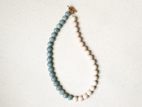 Edelstein Kette Burmesische Jade & Fossilstein, Naturstein Halskette Damen, Duo Design 18K Gold Verschluss, Handmade Schmuck eilenna