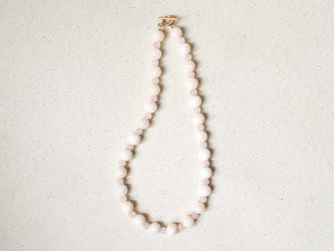 Halskette Rosenquarz & Chalcedon, Pastell Perlenkette Damen, Weiß Rosa Edelsteinschmuck 18K Gold Verschluss, Handmade von eilenna