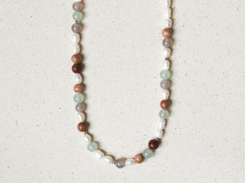 Bunte Perlenkette Jade & Jaspis mit Süßwasserperlen, Boho Naturstein Kette Damen, Silberner Verschluss, Handmade von eilenna