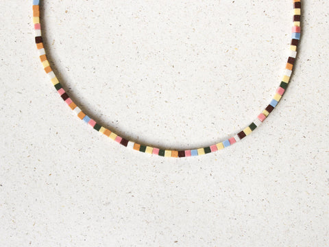 Halskette mit bunten Acrylperlen, Minimalistischer Perlenschmuck, 18 Karat vergoldeter Verschluss, Handgemacht von eilenna