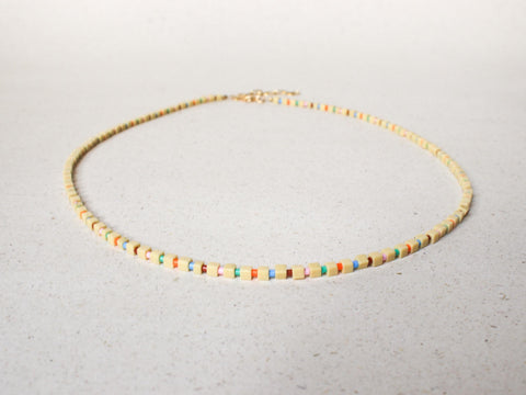 Halskette mit bunten Acrylperlen, Minimalistischer Perlenschmuck, 18 Karat vergoldeter Verschluss, Handgemacht von eilenna
