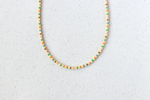Halskette mit bunten Acrylperlen, Minimalistischer Perlenschmuck, 18 Karat vergoldeter Verschluss, Handgemacht von eilenna