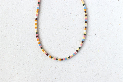Halskette mit bunten Acrylperlen, Minimalistischer Perlenschmuck, 18 Karat vergoldeter Verschluss, Handgemacht von eilenna
