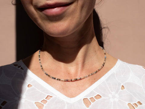 Bunte Edelstein Halskette Damen, Boho Naturstein Kette Handgemacht, Bergkristall Quarz Lapislazuli Prehnit Sodalit, 18K vergoldet, eilenna