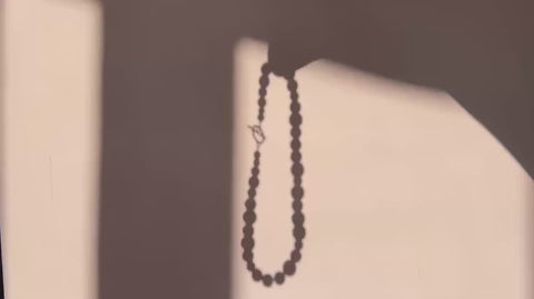 Halskette aus weißen Fossil-Naturseinperlen – Minimalistische handmade Kette mit 18K vergoldetem Verschluss für Damen