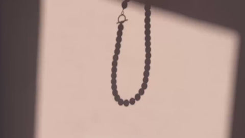 Halskette aus Chalcedon- und Fossil-Natursteinperlen – Minimalistische handmade Damenkette mit 18K vergoldetem Verschluss