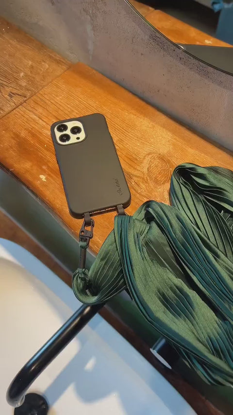 Schlüsselband zum Umhängen aus Plisseestoff Braun mit Karabiner - handmade von eilenna